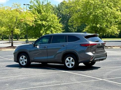 Used 2021 Toyota Highlander L FWD image 4