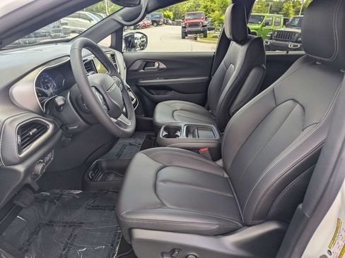 New 2027 Chrysler Pacifica Select w/ Family Tech Group FWD image 34