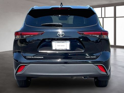 Used 2024 Toyota Highlander XLE AWD/4WD image 5