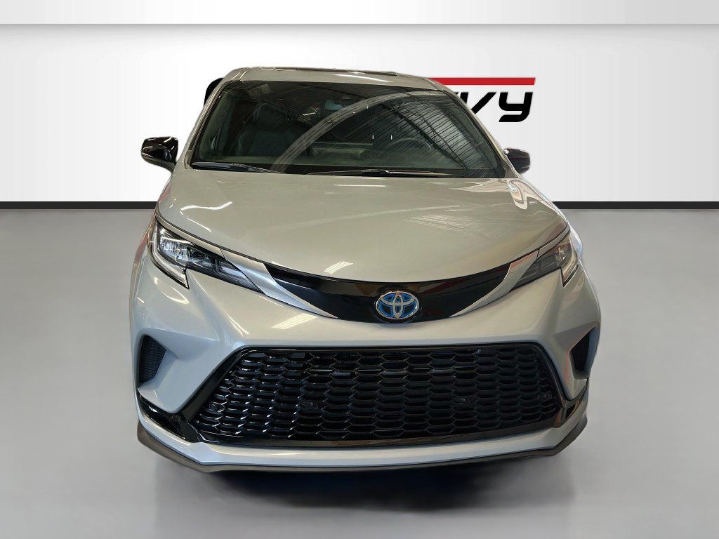 Used 2025 Toyota Sienna XSE w/ XSE Premium Package FWD image 2