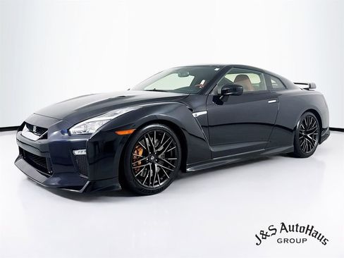 Used 2021 Nissan GT-R Premium image 3