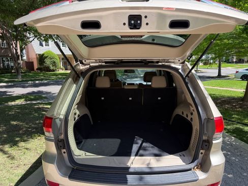 Used 2014 Jeep Grand Cherokee Laredo w/ 18" Wheel & 8.4" Radio Group image 6