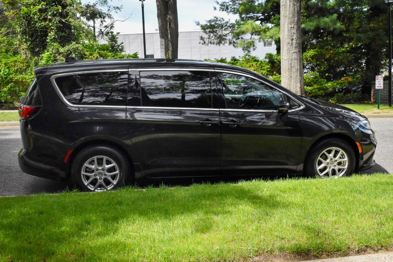 Used 2024 Chrysler Pacifica Touring-L FWD image 8