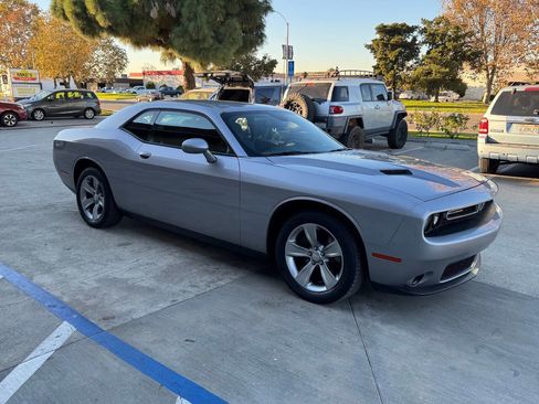 Used 2016 Dodge Challenger SXT image 5