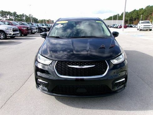 Used 2024 Chrysler Pacifica Touring-L image 6