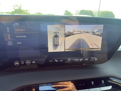 Used 2025 Buick Enclave Preferred AWD/4WD image 9