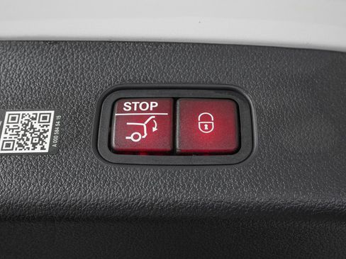 Used 2025 Mercedes-Benz GLC 300 4MATIC image 12