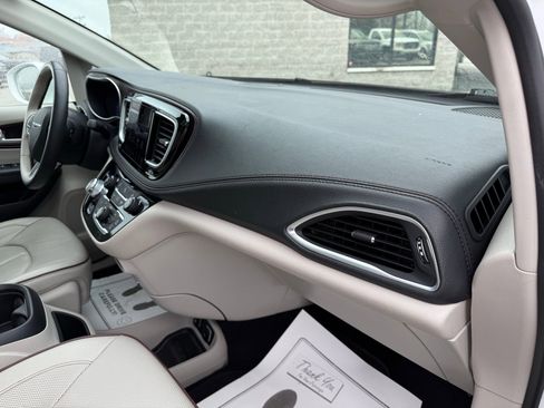 Used 2020 Chrysler Pacifica Limited image 24