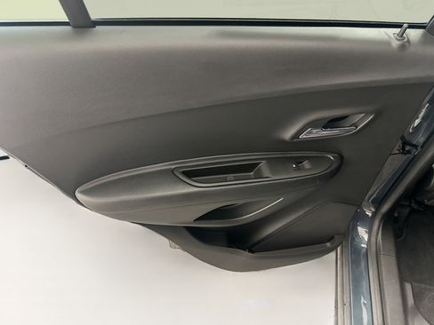 Used 2021 Chevrolet Trax LT w/ LT Convenience Package image 26