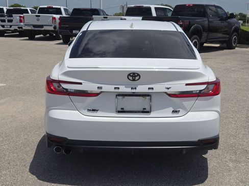 Used 2025 Toyota Camry Hybrid FWD image 5