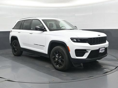 Used 2025 Jeep Grand Cherokee Altitude AWD/4WD image 1