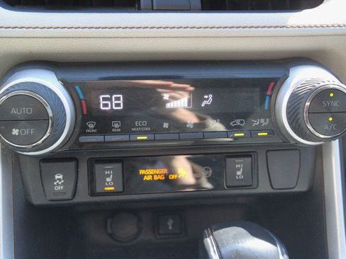 Used 2021 Toyota RAV4 XLE w/ Convenience Package AWD/4WD image 23