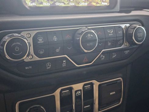 Used 2018 Jeep Wrangler Unlimited Sahara AWD/4WD image 29