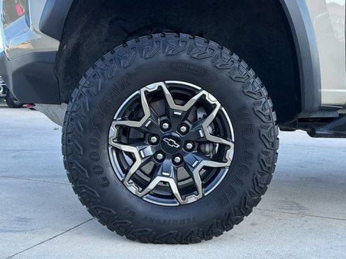 Used 2024 Chevrolet Colorado ZR2 w/ Technology Package AWD/4WD image 9