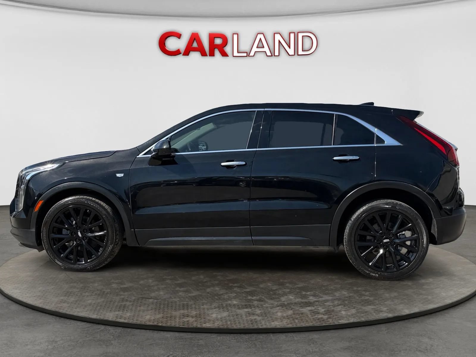 Used 2022 Cadillac XT4 Luxury w/ LPO, Onyx Lite Package FWD image 2
