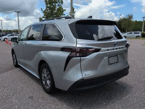 Used 2025 Toyota Sienna XLE FWD image 4
