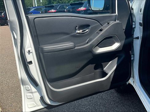 Used 2025 Nissan Frontier SV image 9