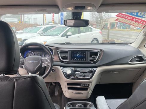 Used 2021 Chrysler Voyager Lxi image 12