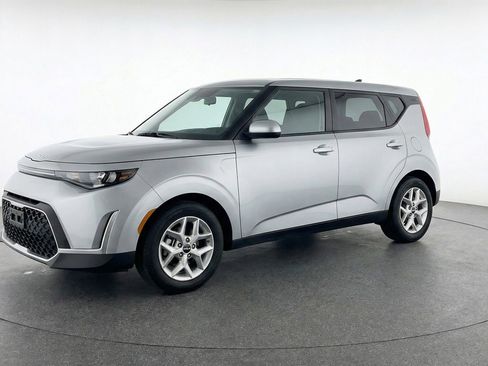 Used 2025 Kia Soul LX w/ LX Technology Package image 3