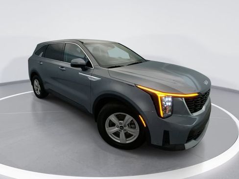 Used 2025 Kia Sorento LX FWD image 1