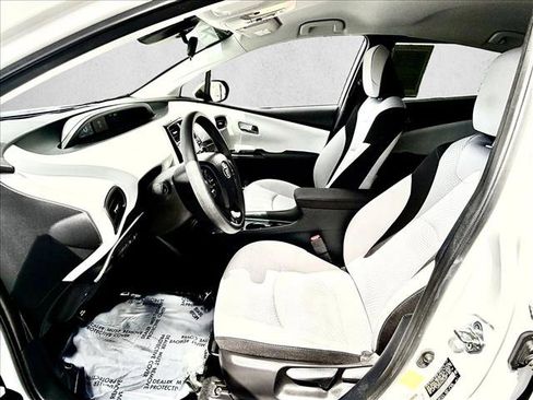 Certified 2022 Toyota Prius LE FWD image 11