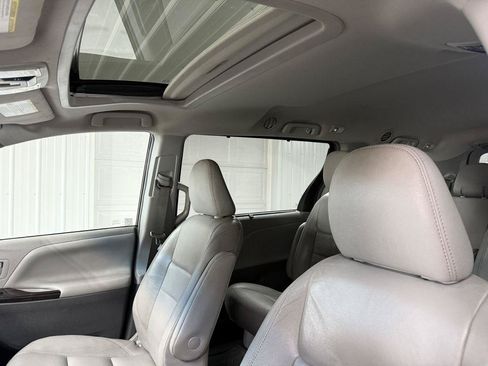 Used 2017 Toyota Sienna XLE w/ XLE Navigation Package AWD/4WD image 10