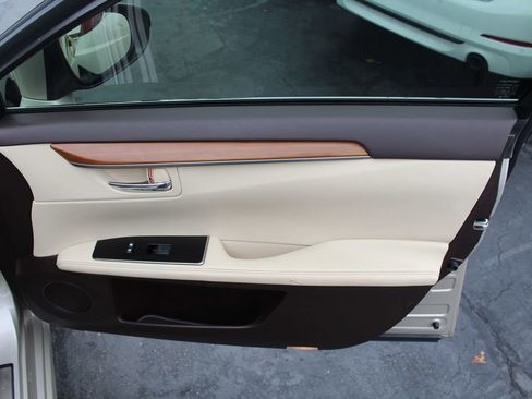 Used 2018 Lexus ES 300h image 21