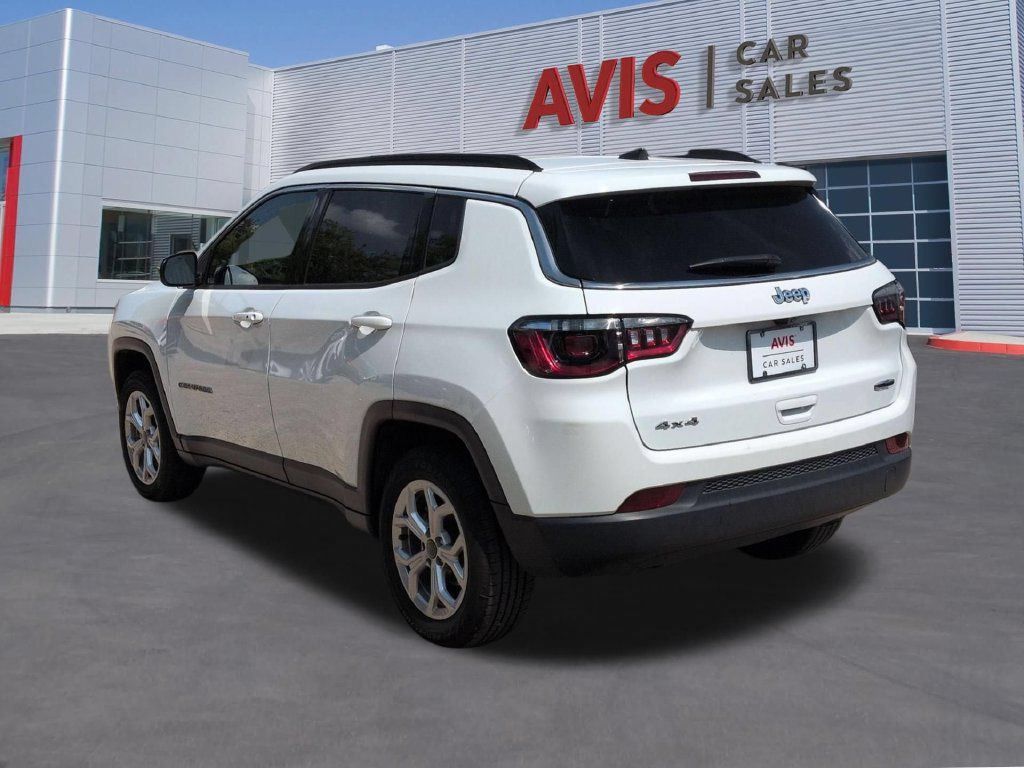 Used 2025 Jeep Compass Latitude w/ Sun & Sound Group AWD/4WD image 9