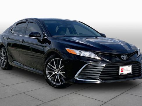Used 2023 Toyota Camry XLE image 3