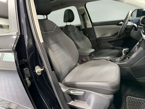Used 2023 Volkswagen Taos SE w/ Panoramic Sunroof Package FWD image 14