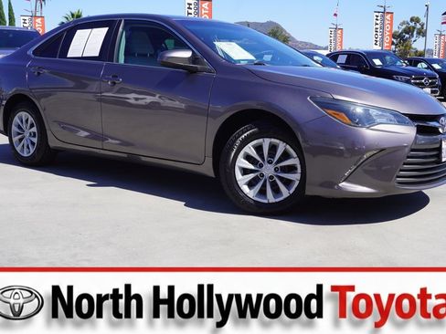 Used 2017 Toyota Camry LE FWD image 1