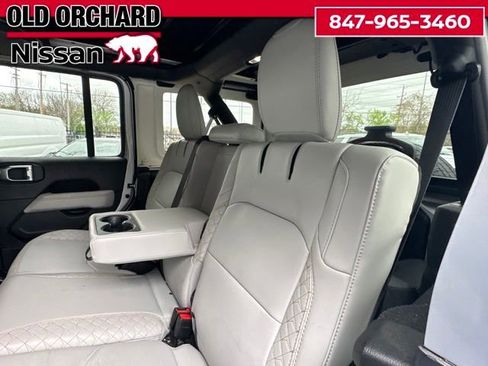 Used 2023 Jeep Wrangler Unlimited Sahara AWD/4WD image 16