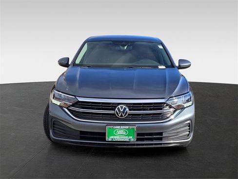 Used 2022 Volkswagen Jetta SE image 2