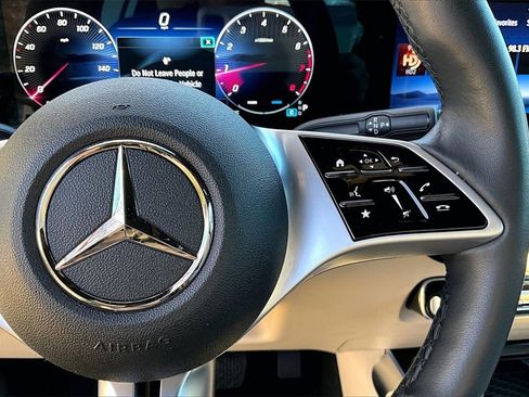Used 2025 Mercedes-Benz GLB 250 4MATIC image 21