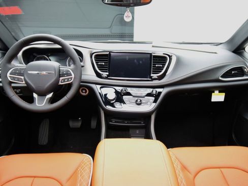 New 2026 Chrysler Pacifica Pinnacle w/ Trailer Tow Group image 30