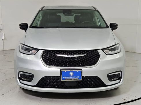 Used 2024 Chrysler Pacifica Touring-L image 9