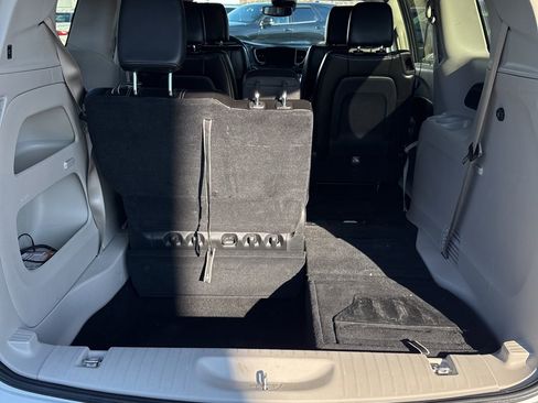 Used 2024 Chrysler Pacifica Touring-L image 21