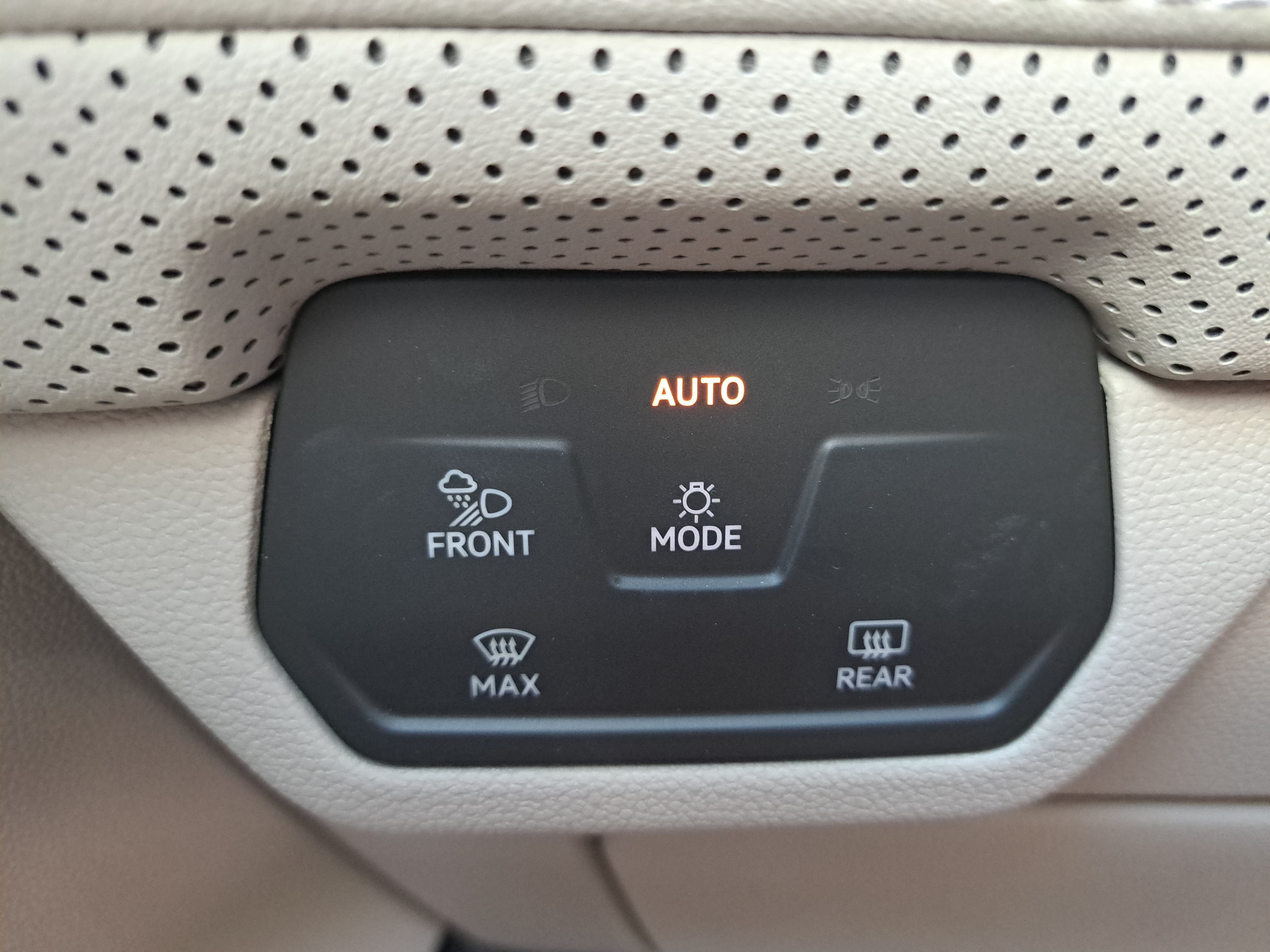 Certified 2025 Volkswagen Atlas SE FWD image 26
