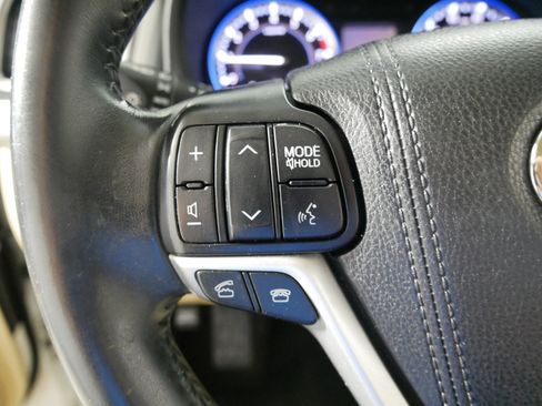 Used 2016 Toyota Highlander Plus AWD/4WD image 27