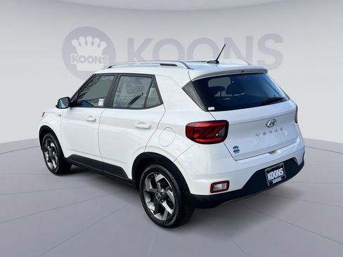 Used 2023 Hyundai Venue SEL w/ Cargo Package image 4