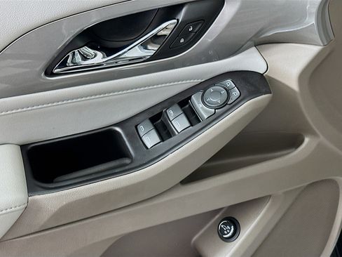 Used 2020 Chevrolet Traverse LT image 15