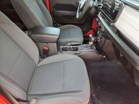 Used 2024 Jeep Gladiator Willys AWD/4WD image 14