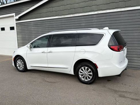 Used 2018 Chrysler Pacifica Touring-L FWD image 23