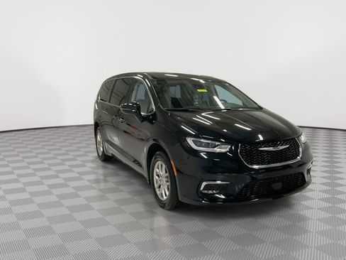 Used 2024 Chrysler Pacifica Touring-L image 13