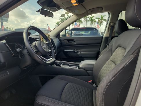 Used 2024 Nissan Pathfinder SV w/ Lighting Package (N92) FWD image 18