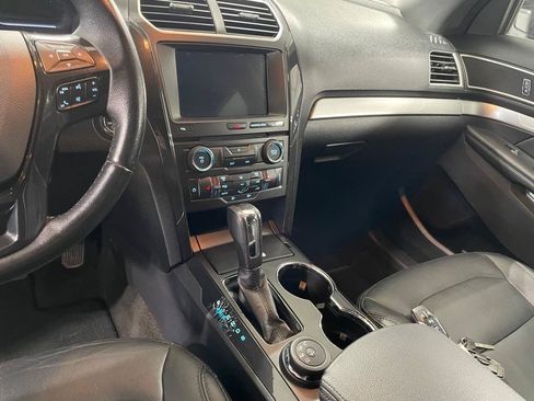 Used 2017 Ford Explorer XLT w/ Equipment Group 202A AWD/4WD image 38