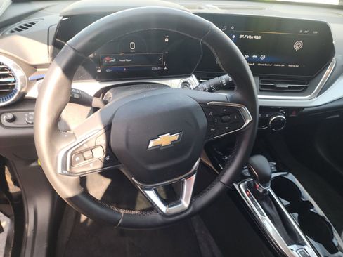 Used 2024 Chevrolet Trax LT w/ LT Convenience Package image 14