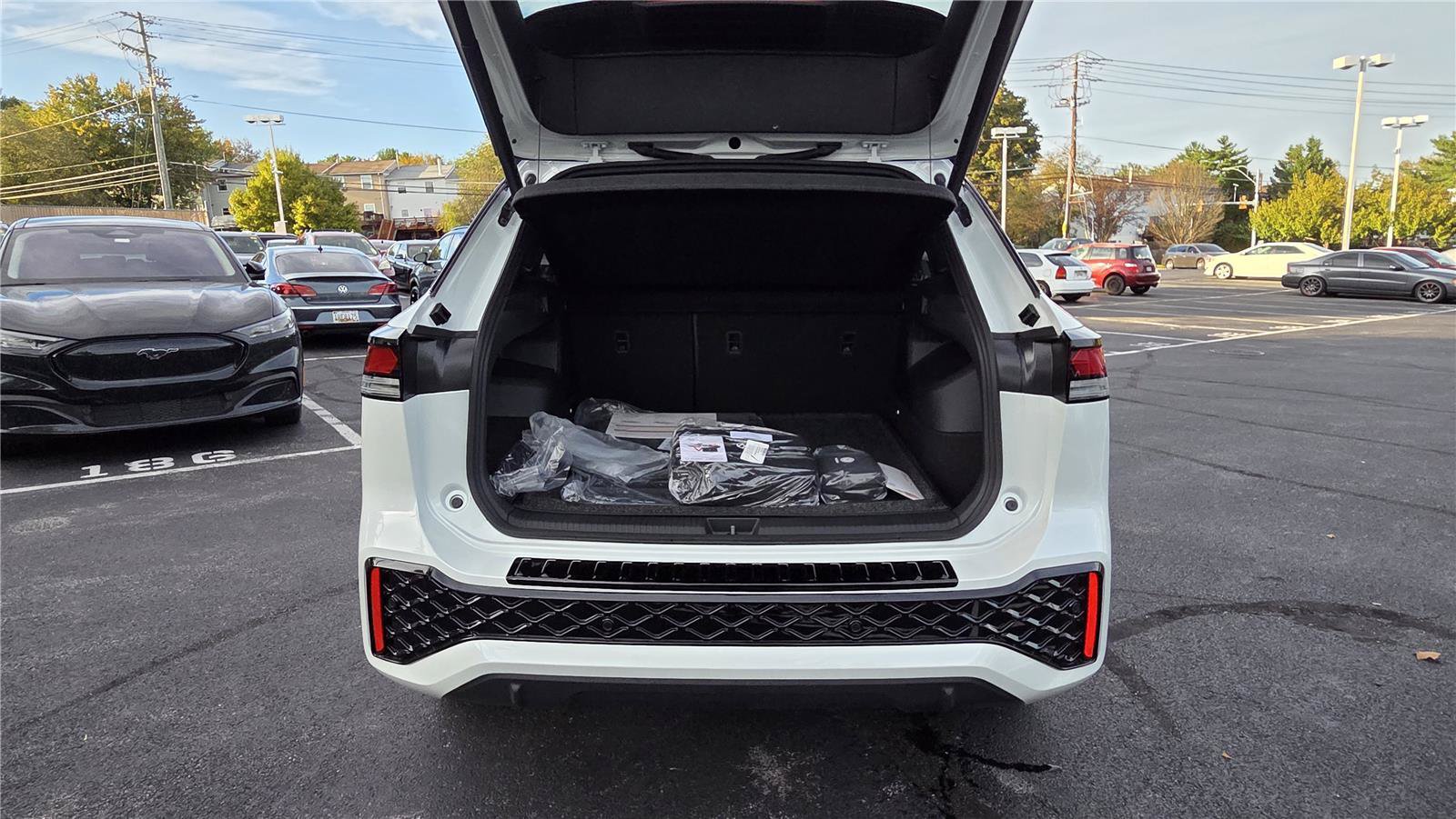 New 2026 Volkswagen Tiguan SE R-Line AWD/4WD image 6