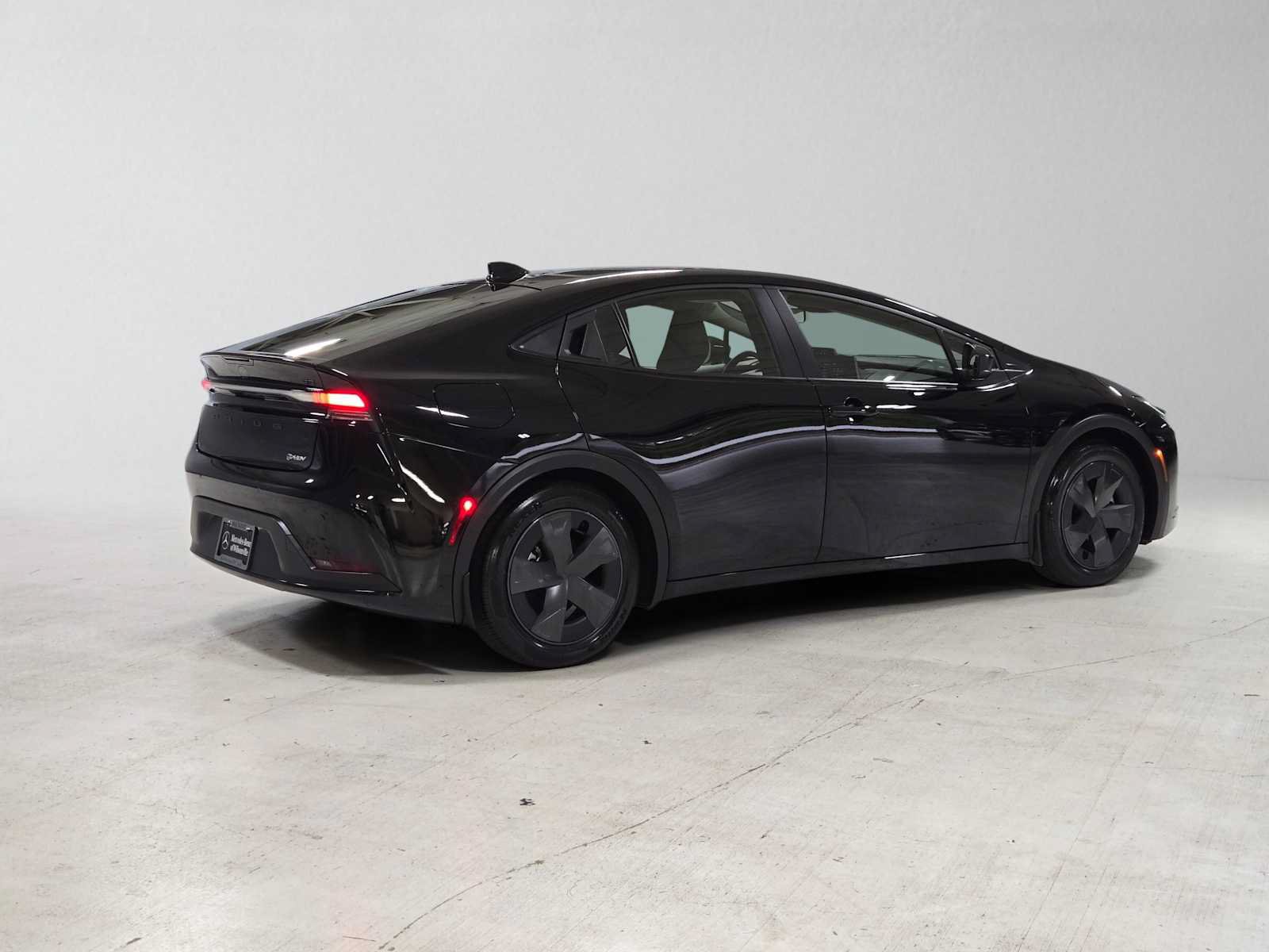Used 2025 Toyota Prius Plug-In Hybrid FWD image 3