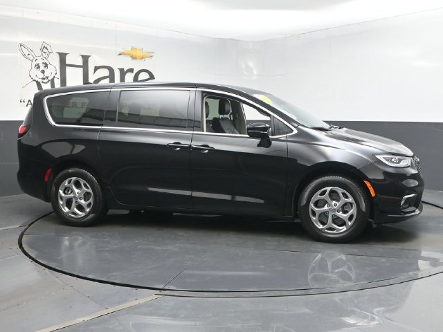 Used 2024 Chrysler Pacifica Limited AWD/4WD image 1